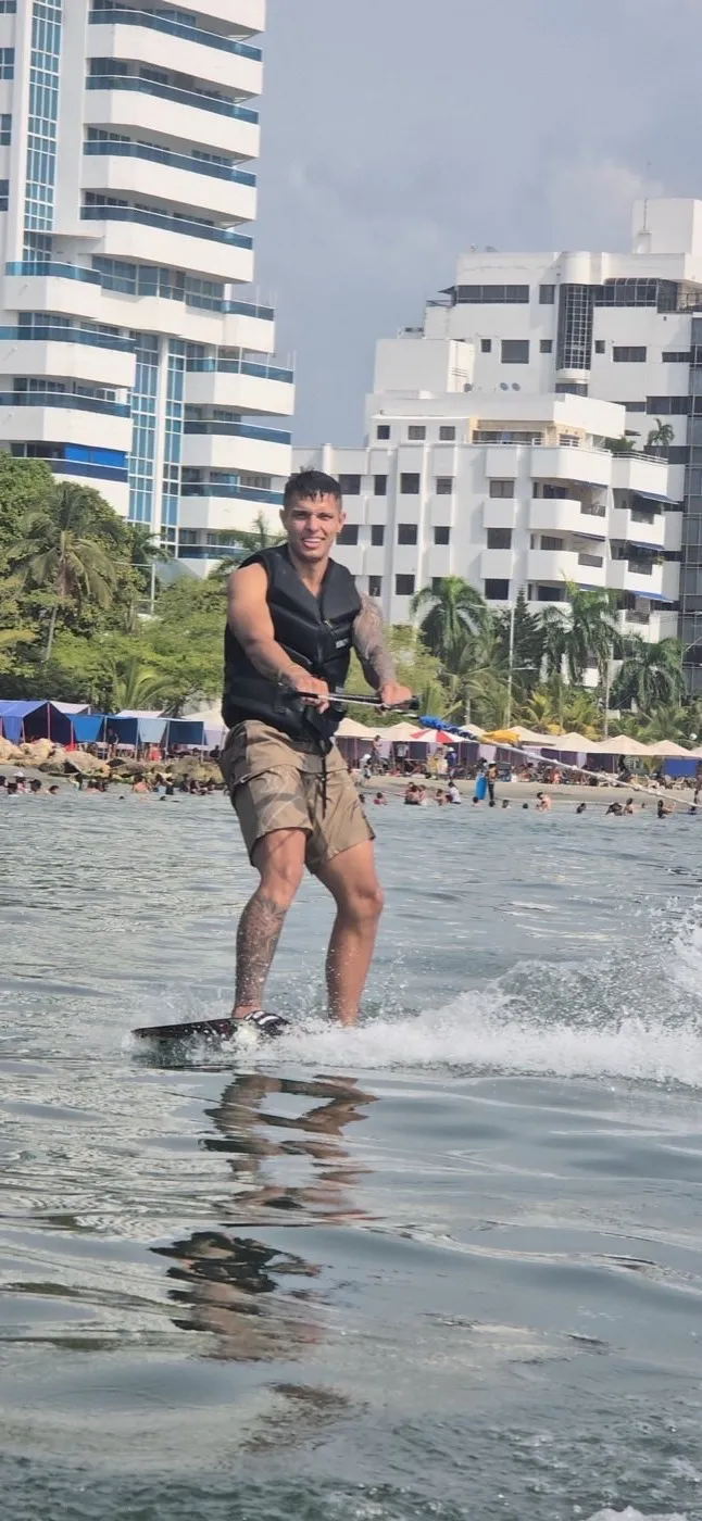 Vista panorámica del skyline de Cartagena y el mar Caribe desde la playa