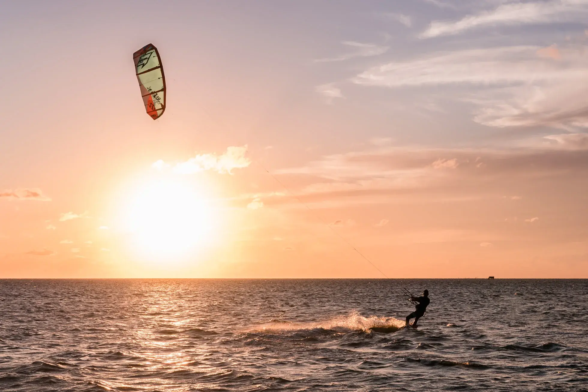 Atardecer dorado sobre el mar en Cartagena de Indias con deportes acuáticos