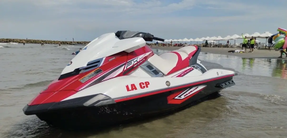 Jet ski en la playa de Cartagena con sombrillas y el mar Caribe al fondo