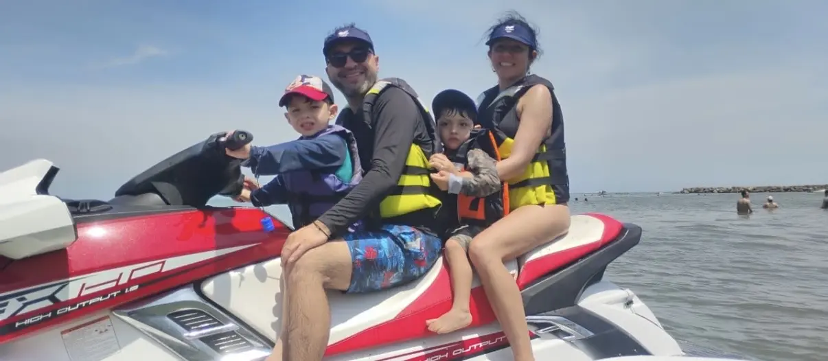 Familia disfrutando un paseo en jet ski por las aguas del Caribe en Cartagena