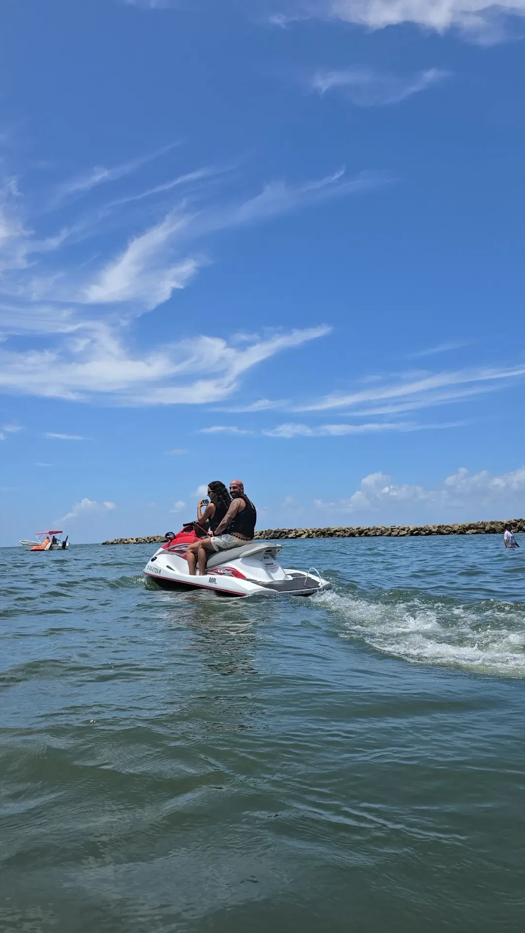 Jet ski recorriendo las aguas turquesas del Caribe frente a Cartagena