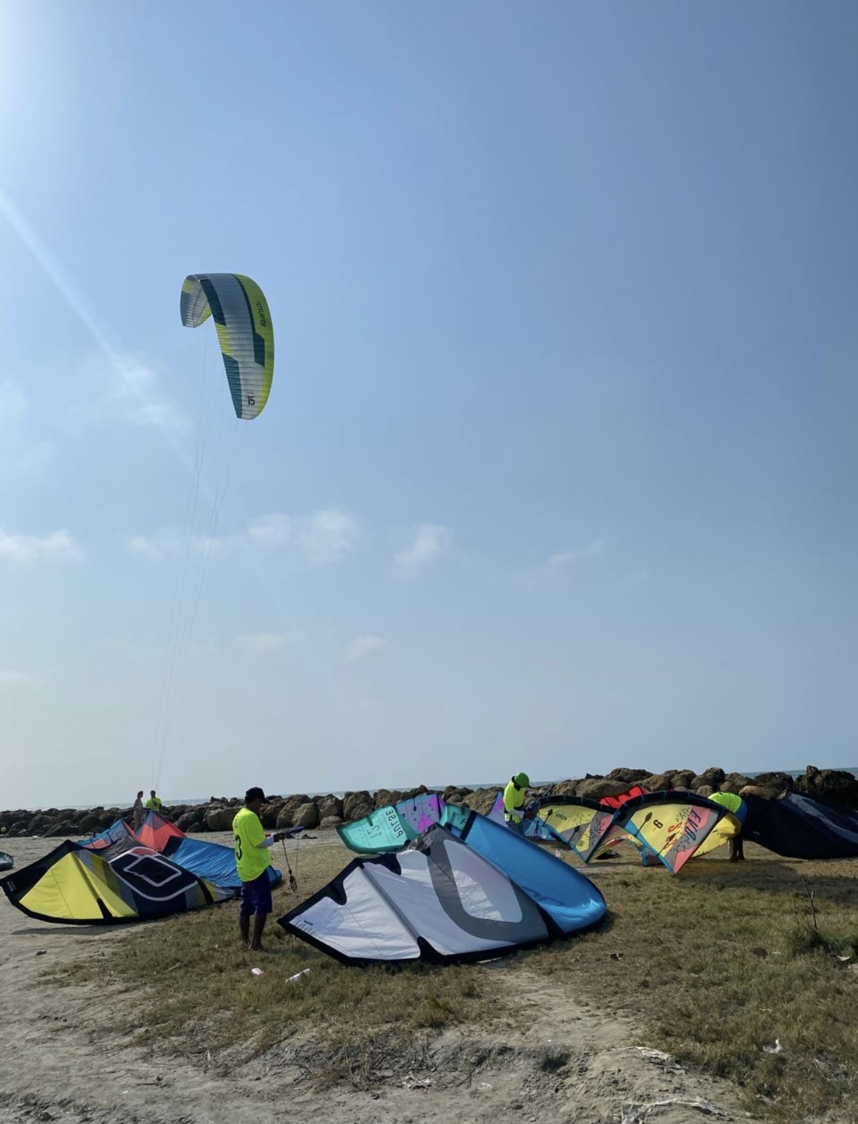 Vista panorámica de la playa con cometas de kitesurf volando sobre el mar Caribe en Cartagena