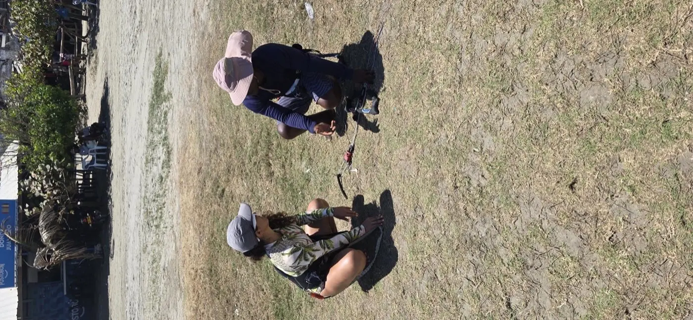 Clase teórica de kitesurf en la playa con instructor explicando el manejo de la cometa en Cartagena