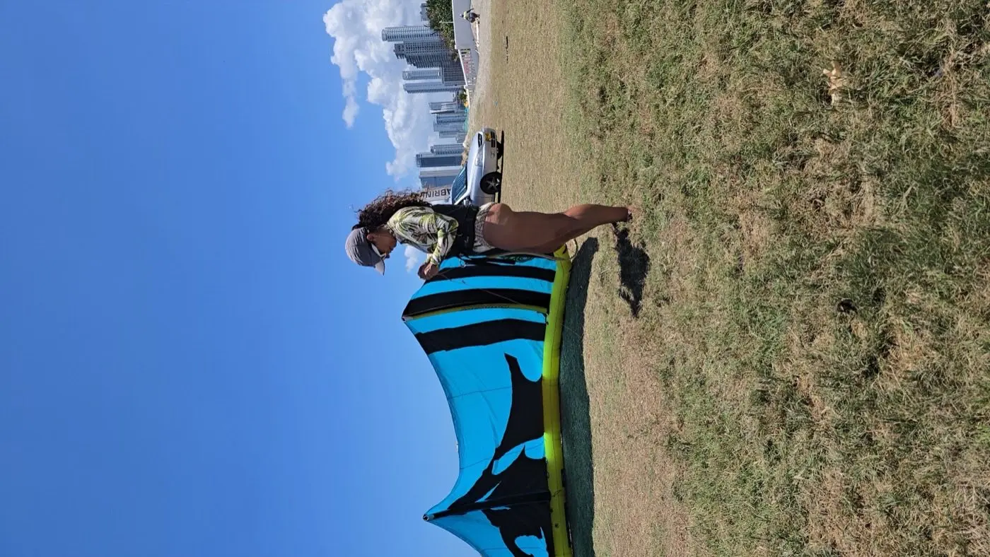 Kite inflado con el skyline de Cartagena al fondo