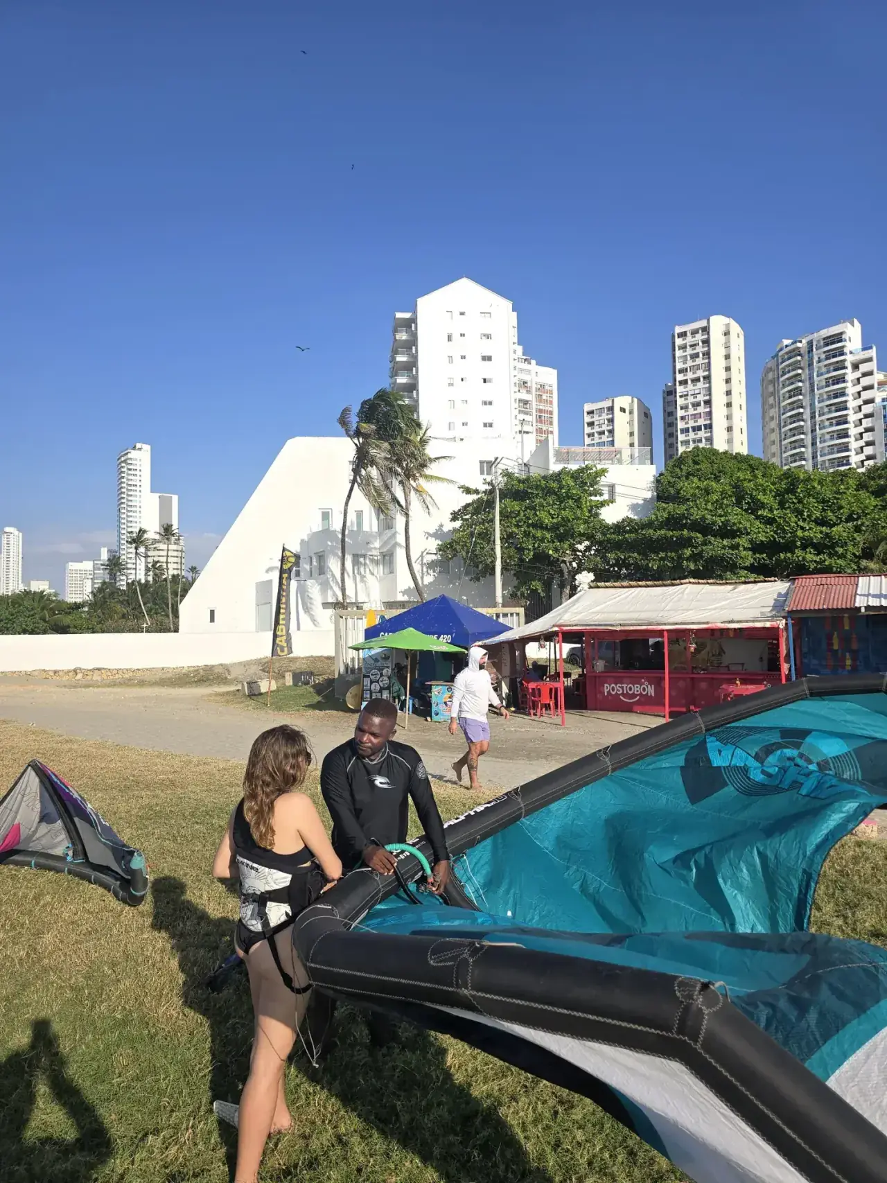 Instructor inflating a kitesurf kite with student during a lesson in Cartagena