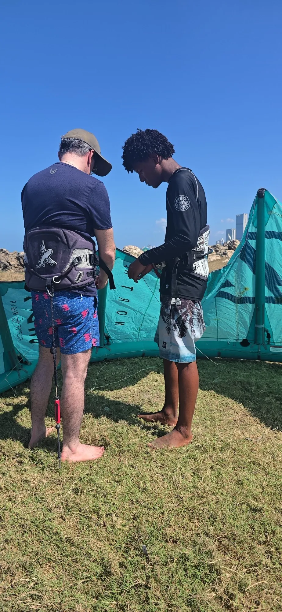Instructor de kitesurf de Surf 420 preparando equipo en Playa Las Velas, Cartagena