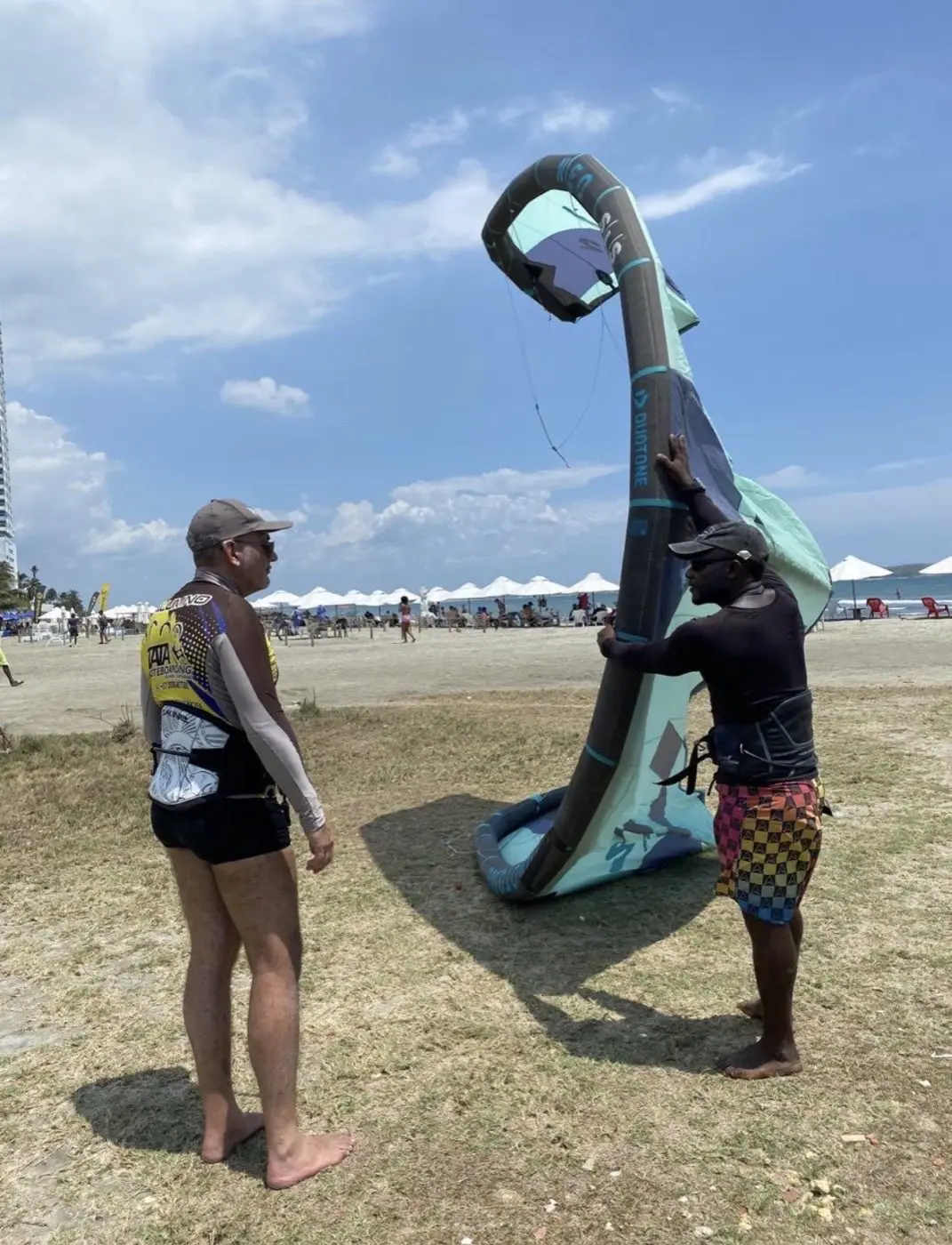 Preparación de clase de kitesurf en la playa