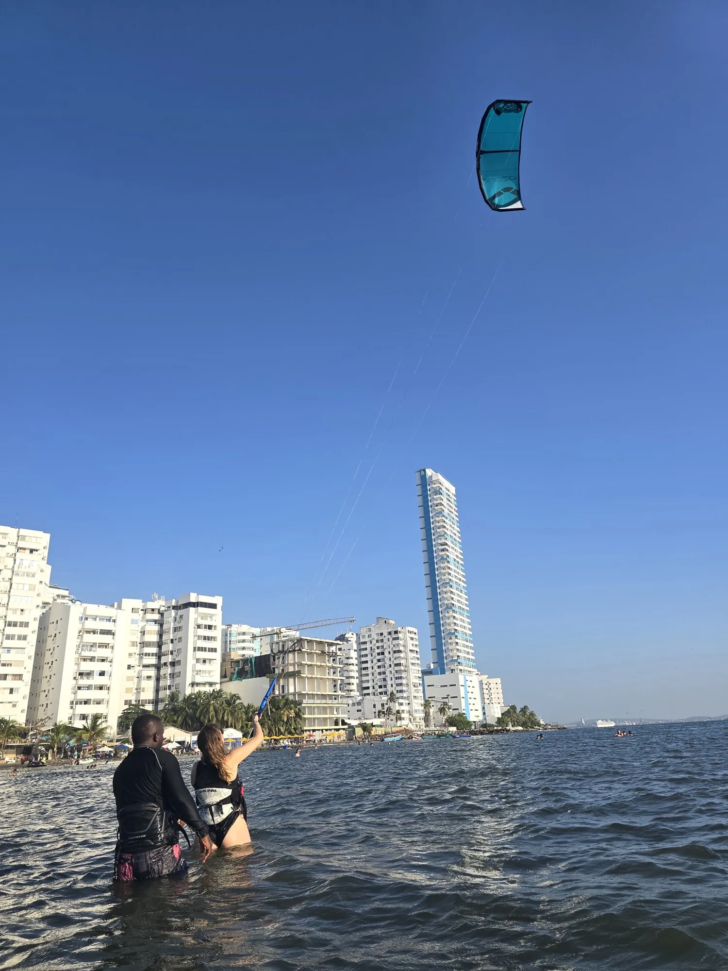 Kitesurfista navegando frente al skyline de Cartagena de Indias