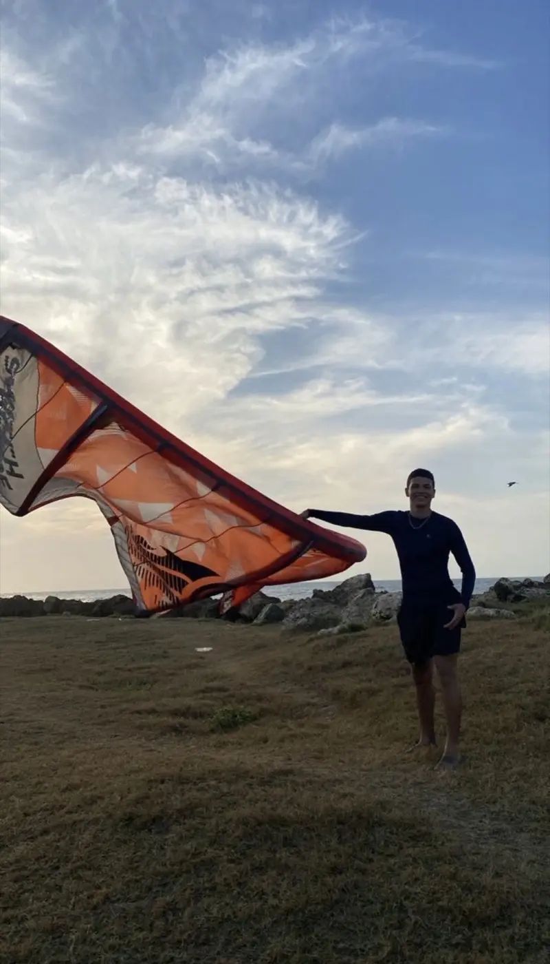 Estudiante de kitesurf practicando al atardecer en Playa Las Velas, Cartagena de Indias