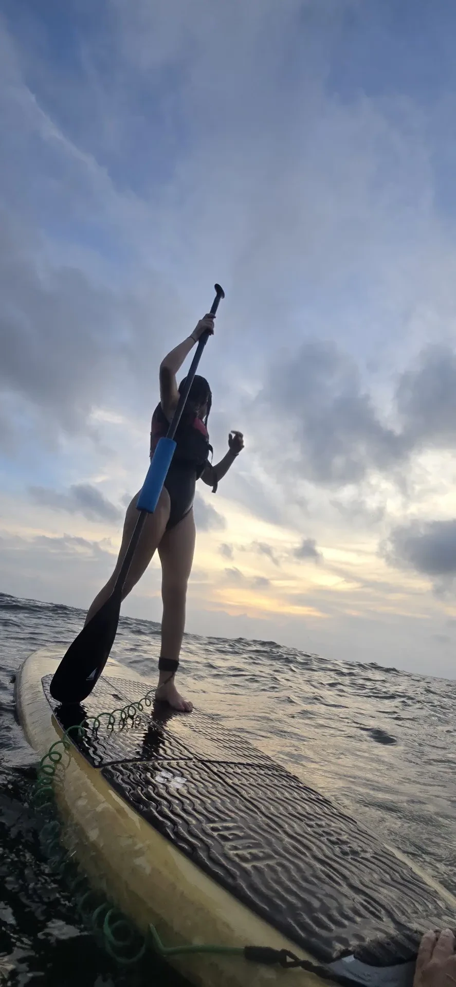 Cielo dramático al atardecer sobre el mar Caribe en Cartagena con colores naranja y rosa