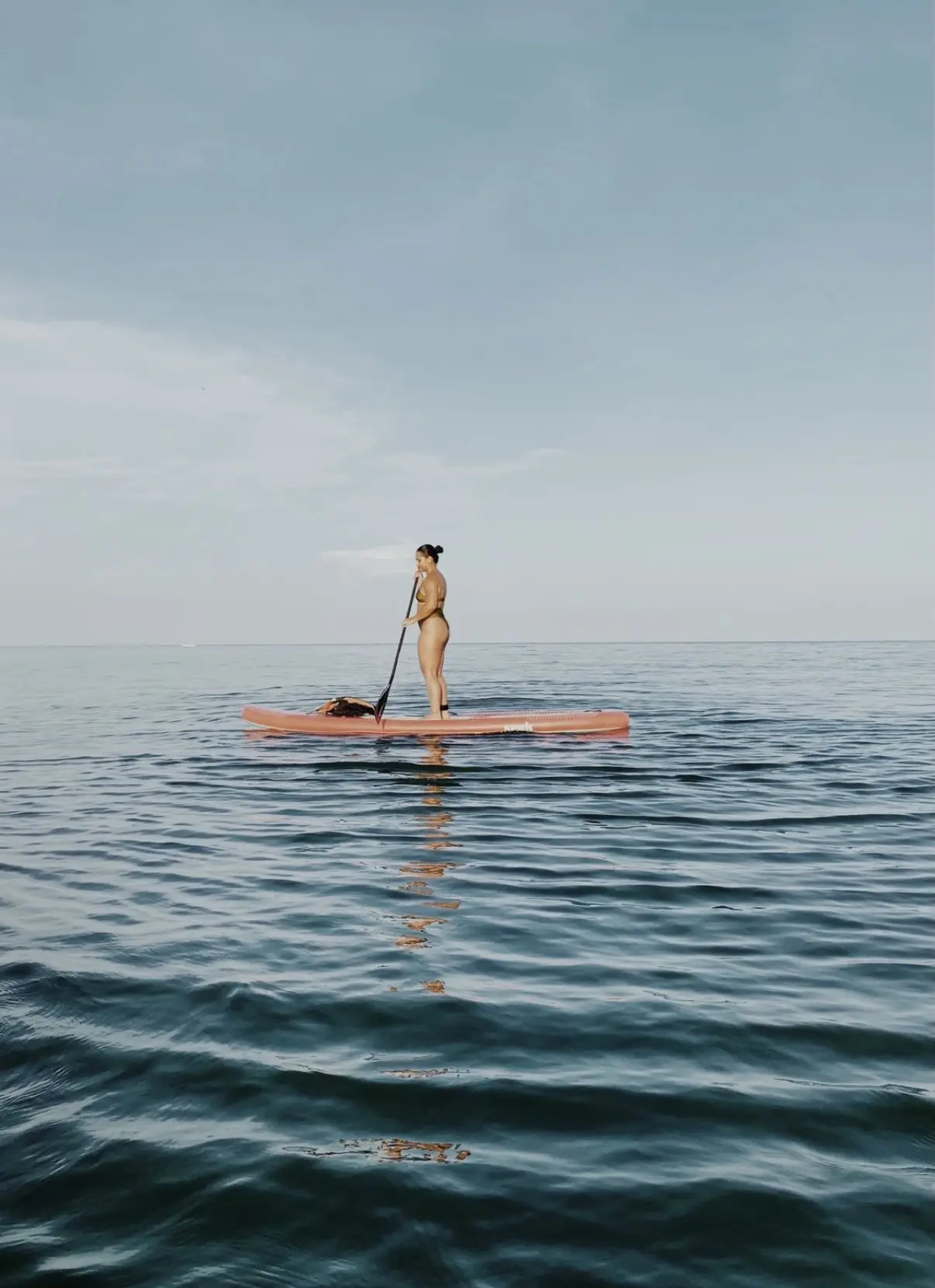 Persona practicando paddleboard en las aguas turquesas de Cartagena