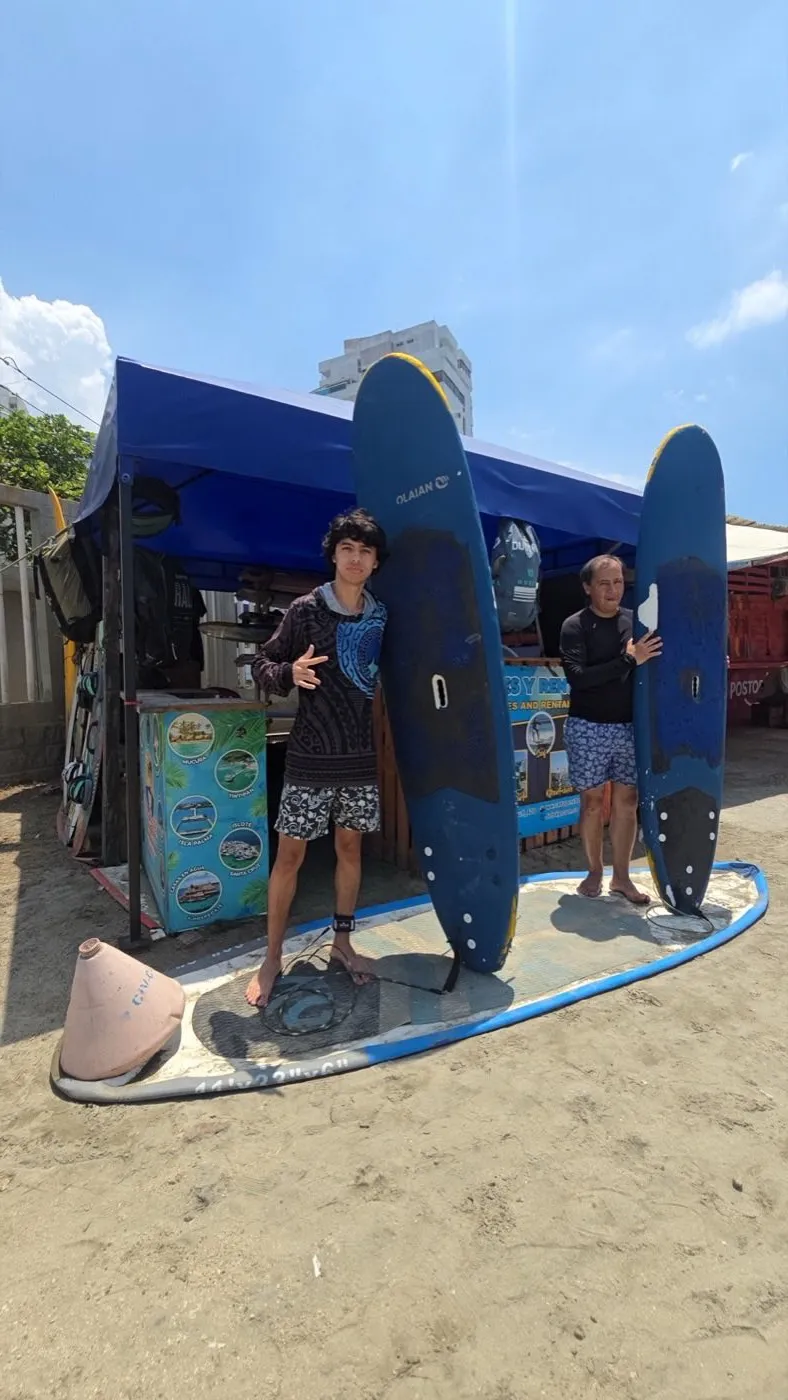 Grupo de estudiantes con tablas de surf en la playa de Cartagena