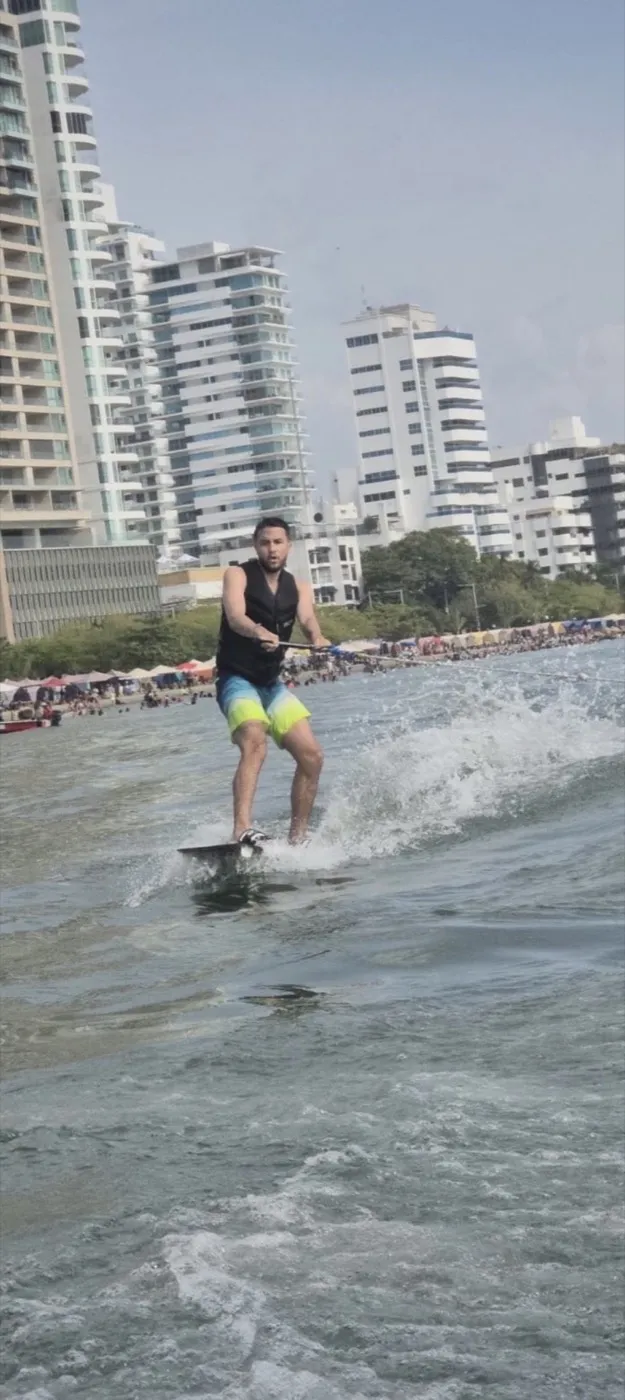Deportista haciendo wakeboard con spray de agua en Cartagena