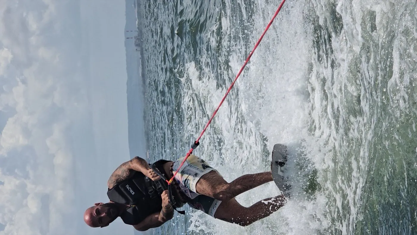 Acción de wakeboard con spray de agua